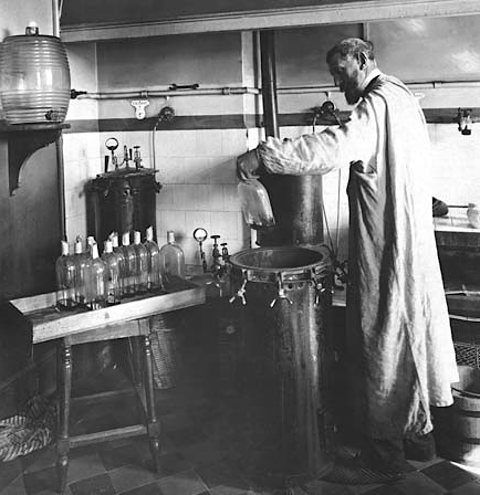 Louis Pasteur, dans son laboratoire de Lille, lors de ses travaux sur la fermentation effectués entre 1854 et 1857 à la demande des brasseurs du Nord de la France